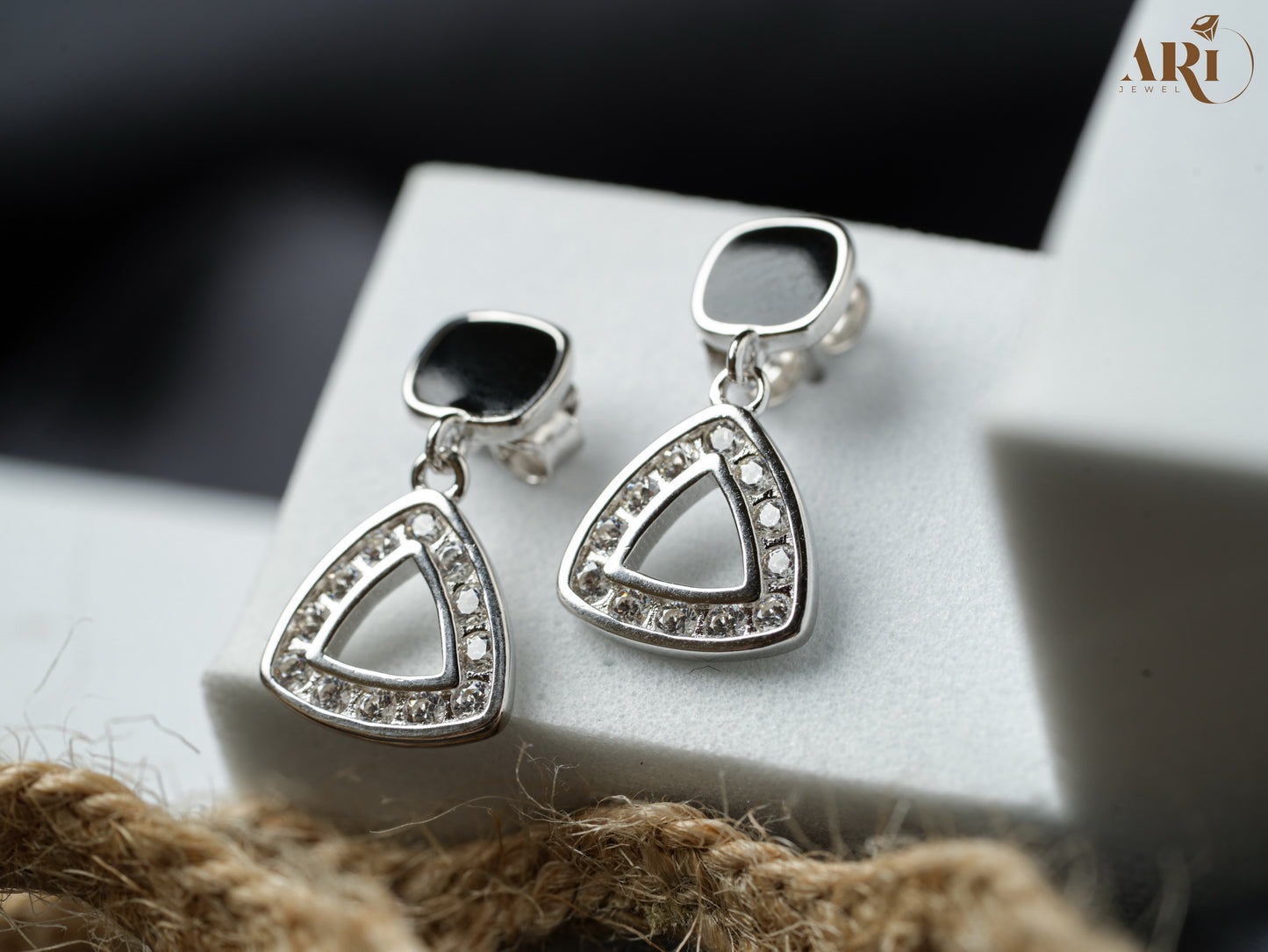 Black Triangle Hanging Tops (Di18.8)
