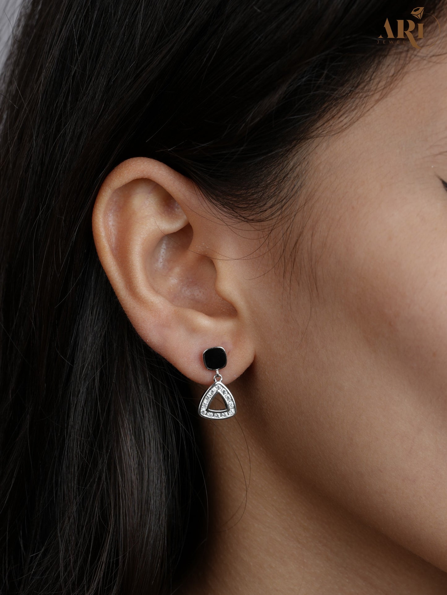 Black Triangle Hanging Tops (Di18.8)