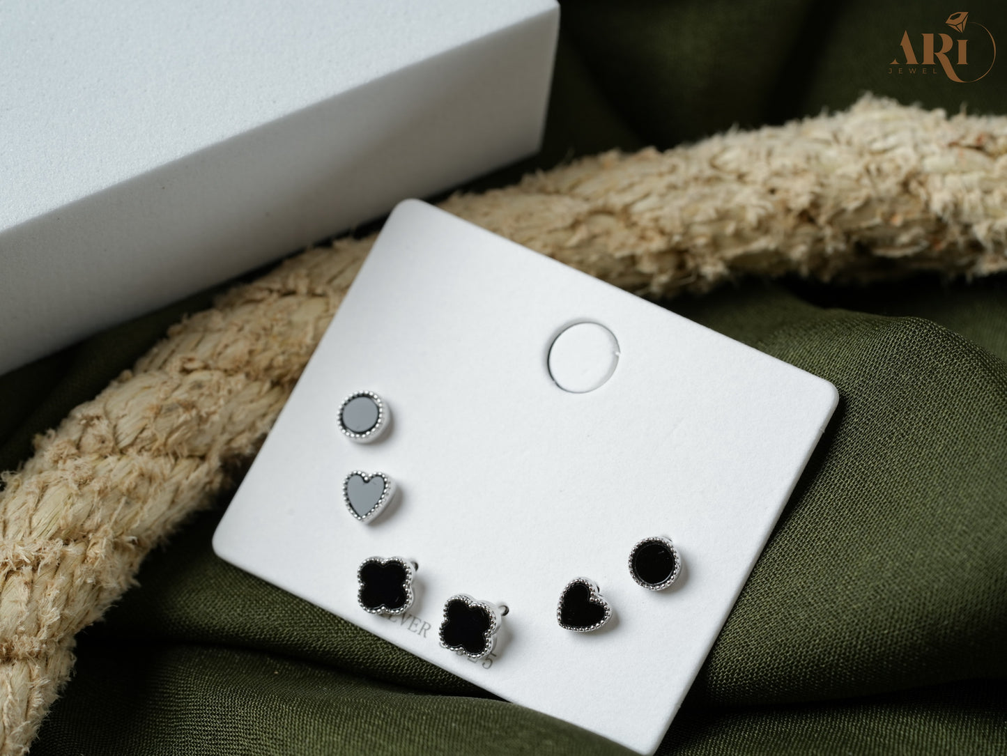 Classic Silver Black Piercing Tops Sets (Di22)